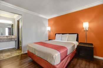 Deluxe Room, 1 Queen Bed, Non Smoking, Refrigerator & Microwave