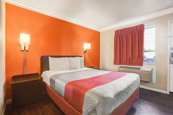 Deluxe Room, 1 Queen Bed, Non Smoking, Refrigerator & Microwave