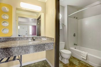 Deluxe Room, 1 Queen Bed, Non Smoking, Refrigerator & Microwave