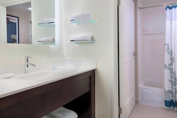 Studio, 1 King Bed with Sofa bed (Mobility/Hearing Accessible, Tub)