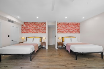 Junior Suite Two Queen Park View w/Kitchenette & Sofa Bed