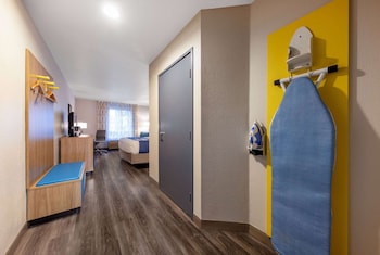 Room, 1 King Bed, Accessible, Non Smoking (Mobility, Roll-in Shower)