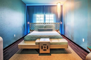 Room, 1 King Bed (Silver)