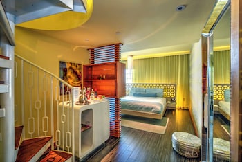 Suite, 1 King Bed (SUN)