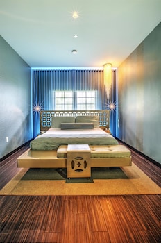 Room, 1 King Bed (Silver)