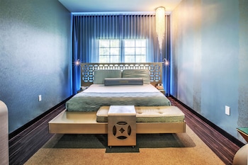 Room, 1 King Bed (Gold)
