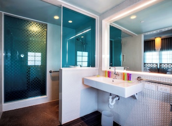 Room, 2 Double Beds, Accessible (ACCESSIBLE ROLL-IN SHOWER GOLD)