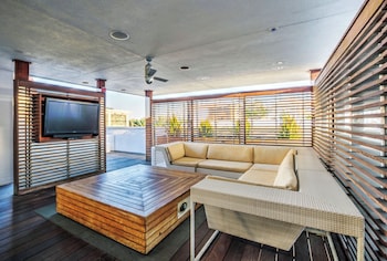 Suite, 1 King Bed (SUN)