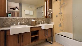 Village - Preferred Room. Wheelchair accessible with tub and option for hearing accessibility. 2 que