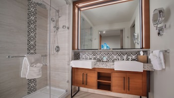 Tower Water View King bed