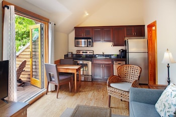 Cigar House Queen Suite w/ Poolside Balcony