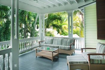 Island City House Queen Suite w/ Porch