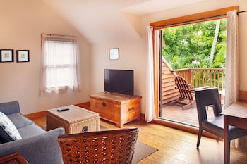 Cigar House Queen Suite w/ Poolside Balcony