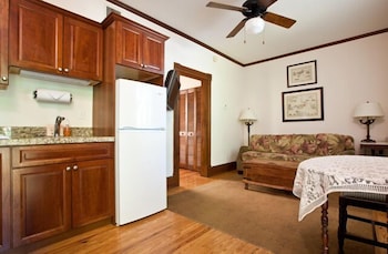 Island City House Queen Suite