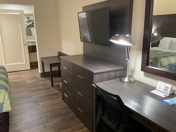 Deluxe Room, 1 Queen Bed, Non Smoking, Ground Floor