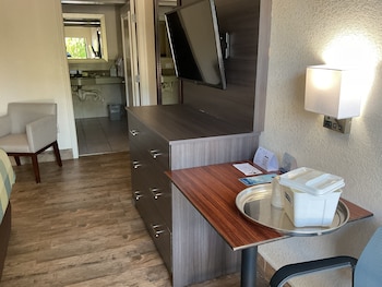 Deluxe Room, 1 Queen Bed, Accessible, Non Smoking