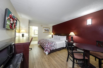Standard Room, 1 King Bed, Non Smoking, Poolside