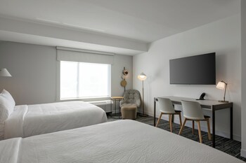 Standard Studio, 2 Queen Beds (Mobility Accessible, Tub)