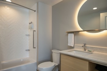 Standard Studio, 2 Queen Beds (Mobility Accessible, Tub)