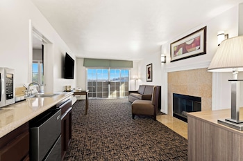 Suite, 1 King Bed with Sofa bed, Accessible, Bathtub (with Sofabed)