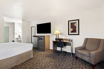Standard Room, 1 King Bed, Accessible, Non Smoking