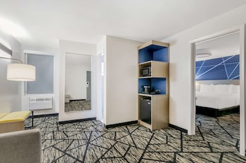Suite, 1 King Bed with Sofa bed, Non Smoking