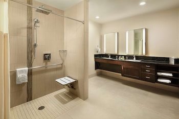 Suite, 1 King Bed, Accessible