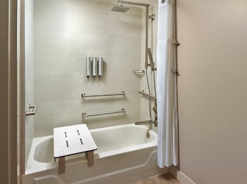 Accessible Room (ACKG)