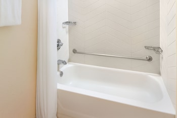 Room, 2 Queen Beds, Roll-in Shower