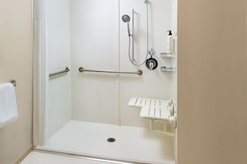 Room, 2 Queen Beds, Roll-in Shower