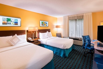 Room, 2 Queen Beds, Roll-in Shower
