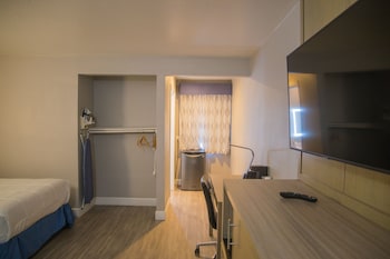 Room, 2 Queen Beds, Accessible, Non Smoking (Mobility/Roll-In Shower)
