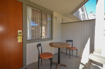 Standard Room, 1 King Bed, Accessible, Bathtub