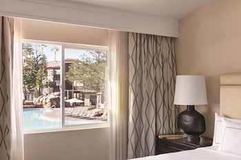 Suite, 1 King Bed with Sofa bed, Pool View