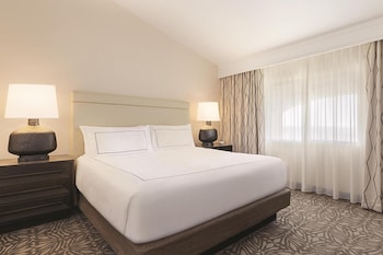 Suite, 1 King Bed with Sofa bed, Ocean View (Roll-In Shower)