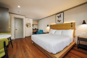 Suite, 1 King Bed with Sofa bed, Non Smoking