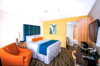 Classic Room, 1 King Bed (Wet Bar)