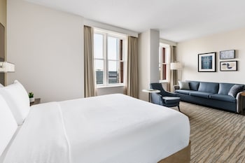 Studio, 1 Queen Bed (Mobility/Hearing Access, Roll-In Shwr)
