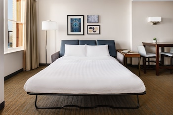 Studio, 1 Queen Bed (Mobility/Hearing Access, Roll-In Shwr)