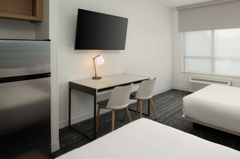 Standard Studio, 2 Queen Beds, Lake View (Mobility Accessible, Roll-In Shower)