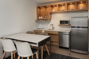 Suite, 1 Bedroom, Lake View (Mobility Accessible, Tub)