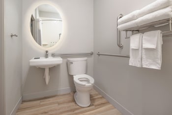 Standard Studio, 2 Queen Beds, Lake View (Mobility Accessible, Tub)