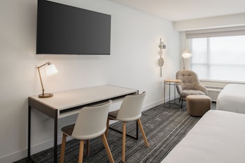 Standard Studio, 2 Queen Beds, Lake View (Hearing Accessible)