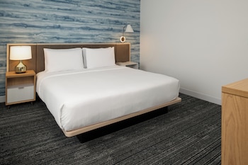 Suite, 1 Bedroom, Lake View (Mobility Accessible, Tub)
