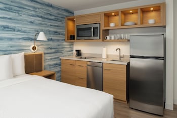 Standard Studio, 2 Queen Beds, Lake View (Hearing Accessible)