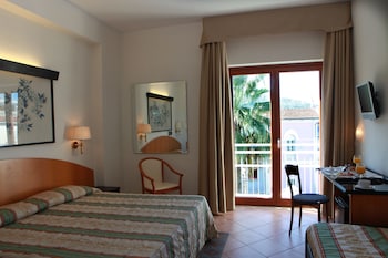 Triple Room, Multiple Beds