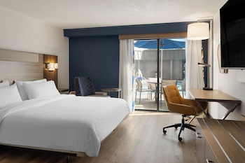 Standard Room, 1 King Bed, Roll-in Shower (Communications, Mobility)