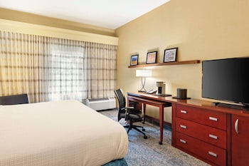 Standard Room, 1 King Bed, Accessible, Refrigerator