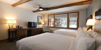 Lodge 2 Queens Guestroom