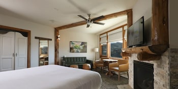 Mountain View 1 King Guestroom